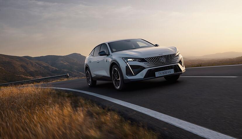 Komplett unter Strom: Mit dem E-408 bietet Peugeot neben seinen Hybrid-Modellen nun auch eine vollelektrische Variante des Fünftürers an.