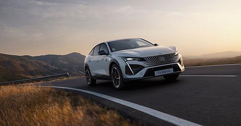 Komplett unter Strom: Mit dem E-408 bietet Peugeot neben seinen Hybrid-Modellen nun auch eine vollelektrische Variante des Fünftürers an.