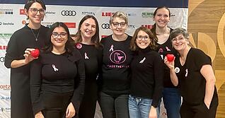 Bereits zum dritten Mal ist ein Team des SLK-Brustkrebszentrums vor Ort in der Ballei. Die Medizinerinnen machen auf das Thema Brustkrebs, die Vorsorge und Behandlungsm&ouml;glichkeiten aufmerksam und werben um Spenden.