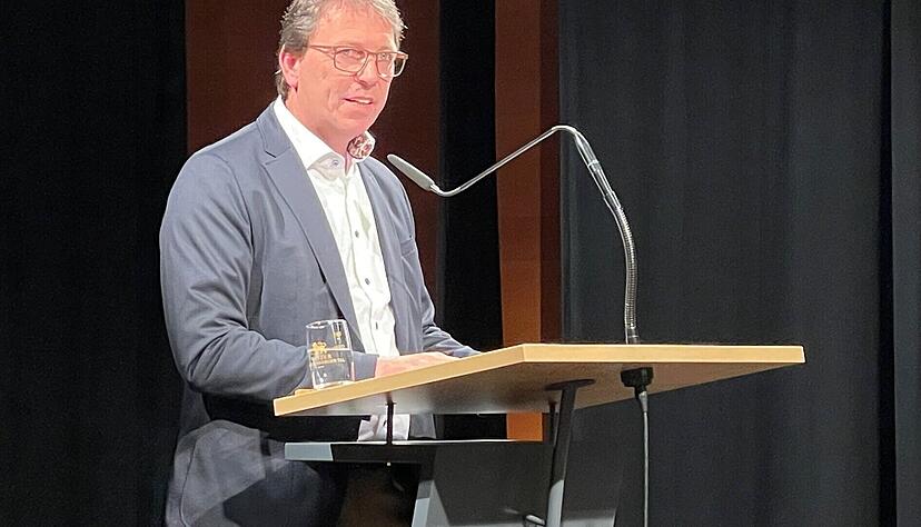 B&uuml;rgermeisterkandidat Harald Koppenh&ouml;fer pr&auml;sentierte sich den B&uuml;rgern L&ouml;wensteins.