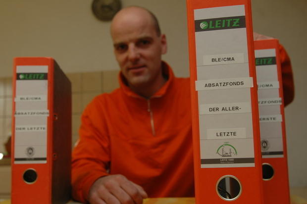 In diesem Ordner sammelte der "Bauern-Rebell" die Unterlagen für seine Klage. Das Bundesverfassungsgericht hat im Februar 2009 in Karlsruhe die sogenannten Sonderabgaben für nichtig erklärt, mit denen der Absatzförderungsfonds der deutschen Land- und Ernährungswirtschaft finanziert wird.