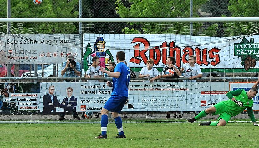 Der erste Höhepunkt: Nach dem verschossenen Elfer von Ittlingens Dustin Brunner ist Eppingen II Pokalsieger. Am Ende stieg der VfB aber sportlich ab. Der erste Höhepunkt: Nach dem verschossenen Elfer von Ittlingens Dustin Brunner ist Eppingen II Pokalsieger. Am Ende stieg der VfB aber sportlich ab.