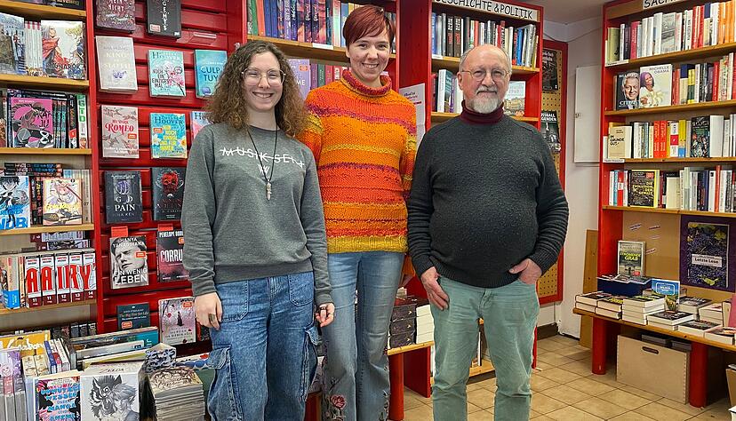 Bücher sind ihre Welt (v.l.): Nathalie Bornhäuser, Antonia Meßmer und Inhaber Karl Knoll. Bücher sind ihre Welt (v.l.): Nathalie Bornhäuser, Antonia Meßmer und Inhaber Karl Knoll.