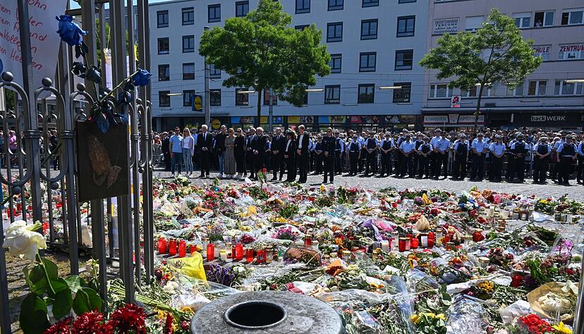 Zahlreiche Menschen gedachten nach der Tat auf dem Mannheimer Marktplatz der Opfer. (Archivbild) Zahlreiche Menschen gedachten nach der Tat auf dem Mannheimer Marktplatz der Opfer. (Archivbild)