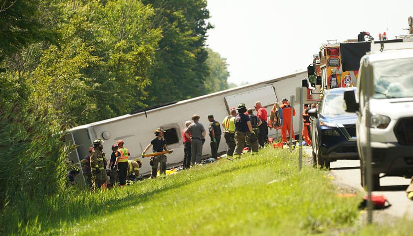 In dem Reisebus seien mehr als 50 Passagiere gewesen, darunter Frauen und Kinder, hie&szlig; es von der Polizei.