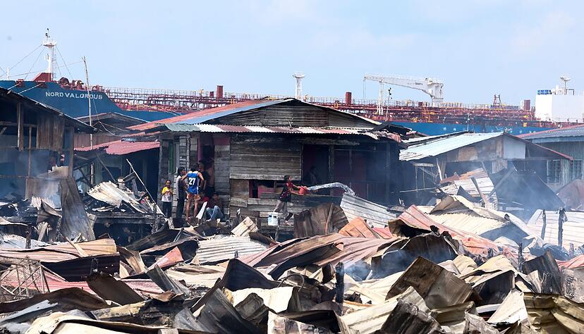 Die L&ouml;scharbeiten wurden nach Angaben von Einsatzkr&auml;ften durch enge Zufahrten, starken Wind und eingeschr&auml;nkten Zugang zu Wasser bei Ebbe erschwert.
