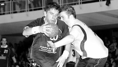 Gegen den Angriffswirbel der SG Degmarn-Oedheim nutzte alle Neckarsulmer Handarbeit nichts. Hier versucht Marco G&ouml;bel (rechts) den dynamisch durchstartenden Dominic Prinz zu stoppen. (Foto: Alexander Bertok)