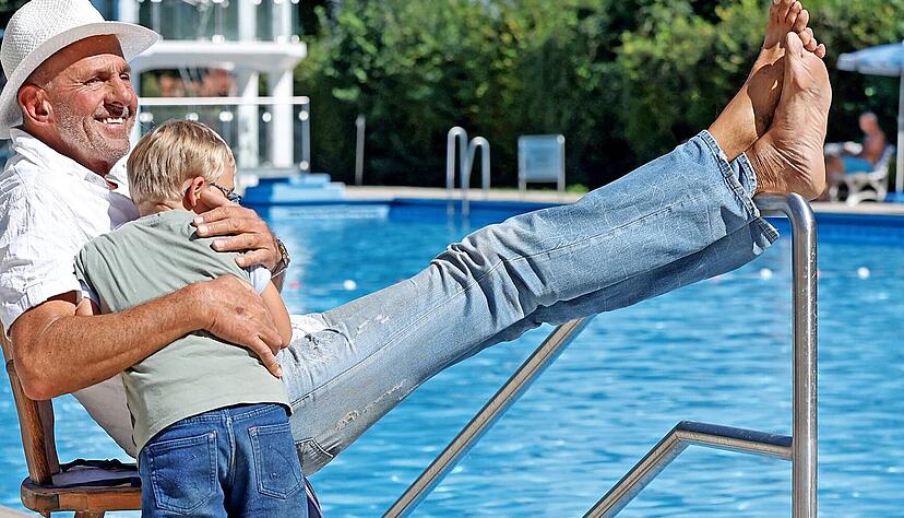 Das Bad Wimpfener Freibad soll laut Stadtverwaltung auch zu den kommenden beiden Saisons geöffnet werden. Bademeister Mike Schneider ist jetzt Pensionär. Der Siebenjährige Stammbadegast Emil verabschiedet sich. Das Bad Wimpfener Freibad soll laut Stadtverwaltung auch zu den kommenden beiden Saisons geöffnet werden. Bademeister Mike Schneider ist jetzt Pensionär. Der Siebenjährige Stammbadegast Emil verabschiedet sich.