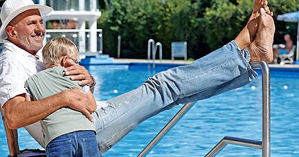 Das Bad Wimpfener Freibad soll laut Stadtverwaltung auch zu den kommenden beiden Saisons geöffnet werden. Bademeister Mike Schneider ist jetzt Pensionär. Der Siebenjährige Stammbadegast Emil verabschiedet sich.
Foto: Ralf Seidel Das Bad Wimpfener Freibad soll laut Stadtverwaltung auch zu den kommenden beiden Saisons geöffnet werden. Bademeister Mike Schneider ist jetzt Pensionär. Der Siebenjährige Stammbadegast Emil verabschiedet sich.
Foto: Ralf Seidel
