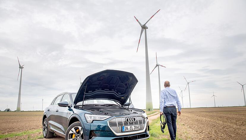 Auf der Suche nach neuem Strom: Direkt am Windrad gibt's sicher keinen - doch Ladesäulen sind mittlerweile ja keine Seltenheit mehr. Auf der Suche nach neuem Strom: Direkt am Windrad gibt's sicher keinen - doch Ladesäulen sind mittlerweile ja keine Seltenheit mehr.