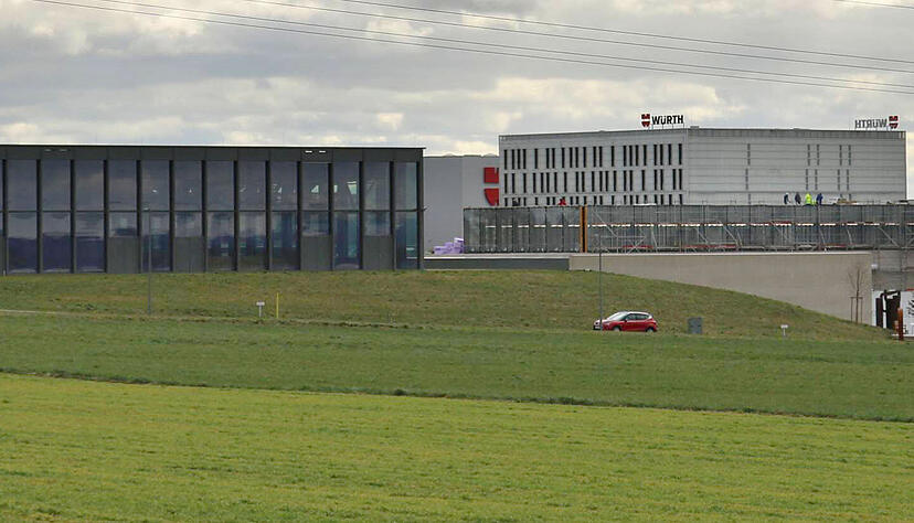 An das bereits bestehende Gebäude des Carmen-Würth-Forums (links) schließt sich der Erweiterungsbau an.
Fotos: Thomas Zimmermann