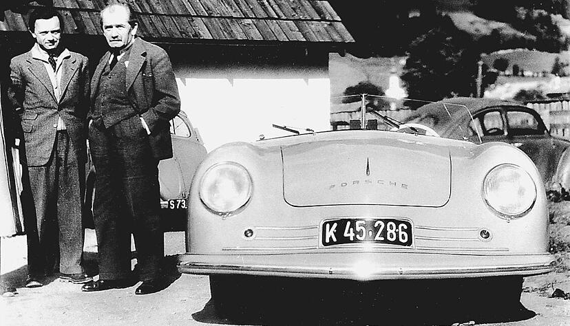 Keimzelle der heutigen VW-Tochter: Ferry (links) und Vater Ferdinand Porsche an der Seite eines Porsche 356. Vor 75 Jahren war der 356 der erste Porsche Sportwagen.