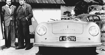 Keimzelle der heutigen VW-Tochter: Ferry (links) und Vater Ferdinand Porsche an der Seite eines Porsche 356. Vor 75 Jahren war der 356 der erste Porsche Sportwagen.