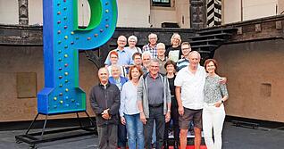 Gruppenfoto mit neugierigen Leserinnen und Lesern in den Kulissen für die Rock-Oper „Jesus Christ Superstar“. Die Bühne war nur eine Station während der Lesersommer-Führung bei den Burgfestspielen.