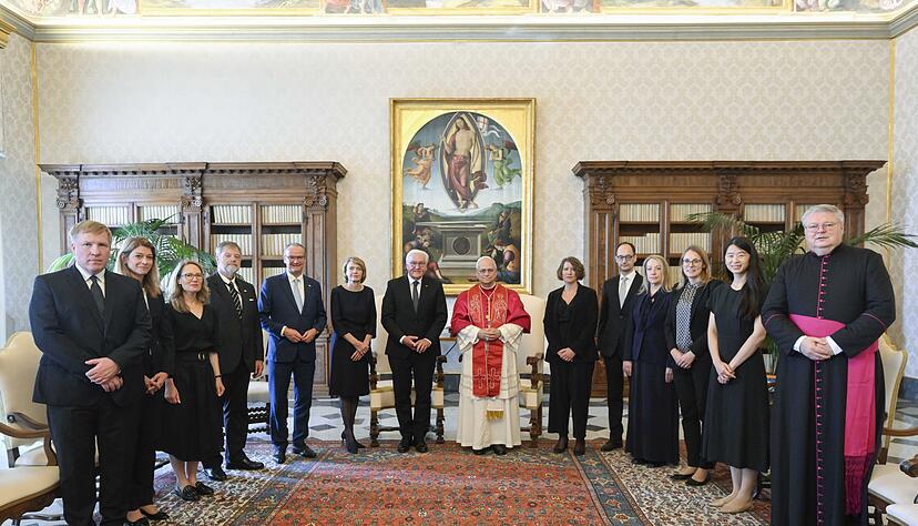 Steinmeier reiste mit seiner Ehefrau zum Pontifex. Steinmeier reiste mit seiner Ehefrau zum Pontifex.