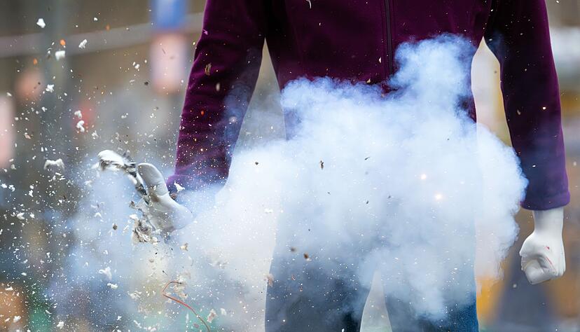 Gef&auml;hrliches Feuerwerk: Auch in diesem Jahr zeigte die Berliner Feuerwehr, was ein illegaler B&ouml;ller mit der Hand einer Puppe anrichtet.
