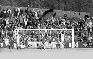 Nach einem Ecksto&szlig; traf der VfB Eppingen gegen die favorisierten Stuttgarter Kickers sp&auml;t zum 1:0-Sieg, die Fans waren aus dem H&auml;uschen. Foto: imago images