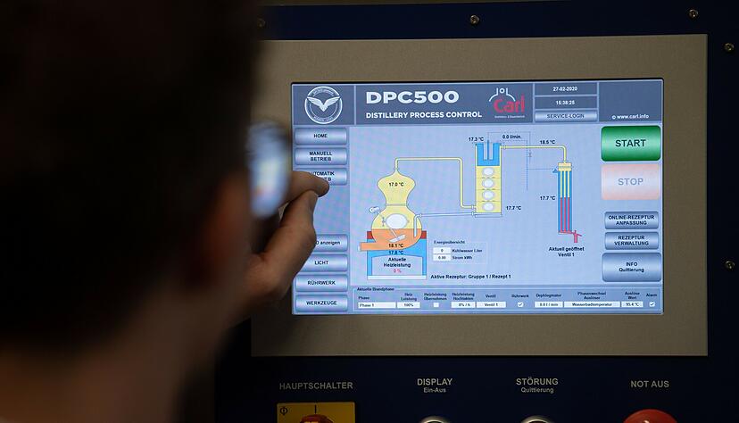Selbst die Destillationsanlage in einer Obstbrennerei kann heute digital gesteuert werden. Um die Daten sinnvoll zu nutzen, braucht es neues Wissen.
Foto: dpa