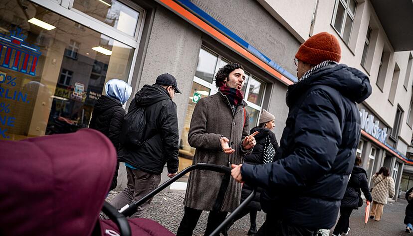 Wenn Hakan Demir, Bundestagsabgeordneter der SPD, in seinem Wahlkreis Berlin-Neuk&ouml;lln unterwegs ist, wird er h&auml;ufig auf der Stra&szlig;e angesprochen. Manchmal geht es in den Gespr&auml;chen um Fragen des Asylrechts oder um faire L&ouml;hne.