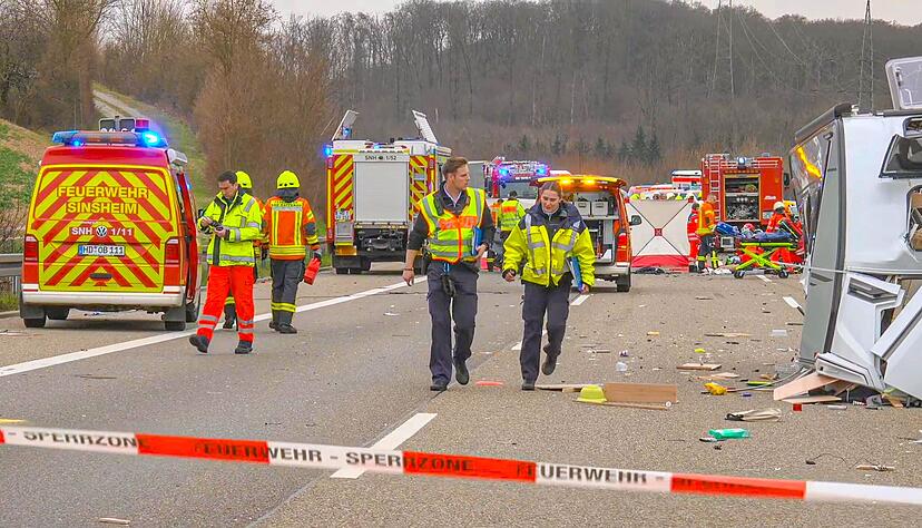 Zahlreiche Rettungskräfte sind am Montag auf der A6 im Einsatz. Ein Geisterfahrer soll kurz vor der Anschlussstelle Sinsheim-Steinsfurt einen folgenschweren Unfall verursacht haben.