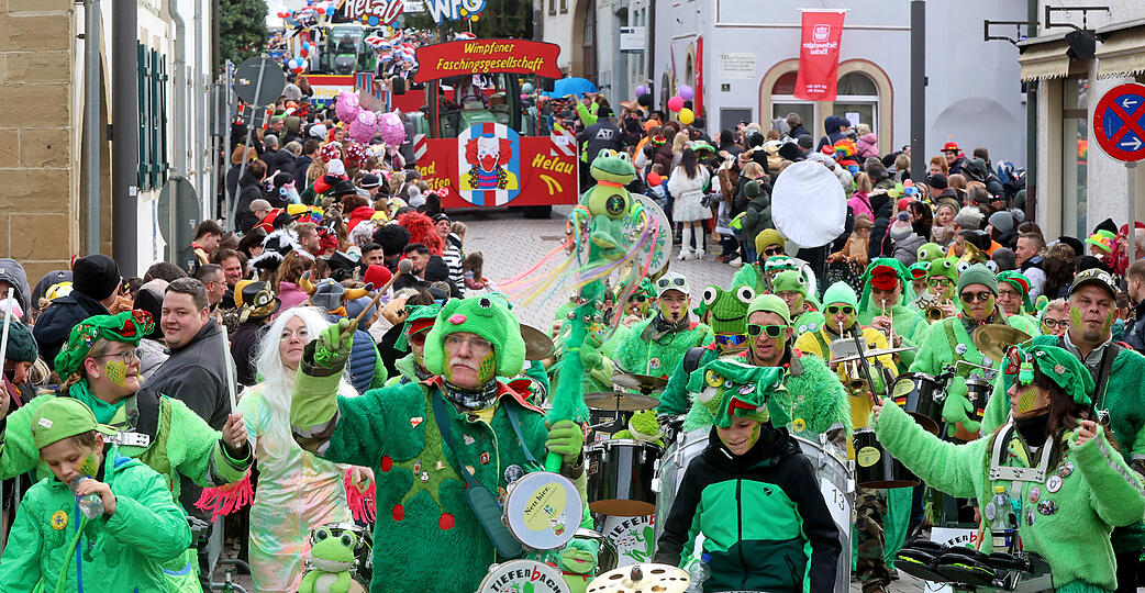 Farbenfrohe Gruppen ziehen beim traditionellen Faschingsumzug durch Bad Wimpfen.