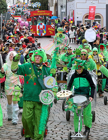 Farbenfrohe Gruppen ziehen beim traditionellen Faschingsumzug durch Bad Wimpfen.