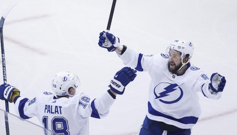 Wird NHL-Champion Tampa Bay Lightning l&auml;nger fehlen: Nikita Kutscherow (r).