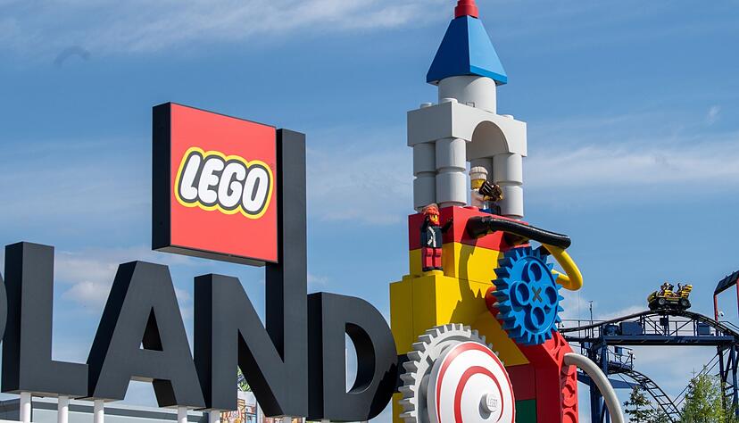 Bei dem Unfall auf einer Achterbahn im Legoland im schwäbischen Günzburg sind mindestens 34 Menschen verletzt worden, zwei davon schwer. Bei dem Unfall auf einer Achterbahn im Legoland im schwäbischen Günzburg sind mindestens 34 Menschen verletzt worden, zwei davon schwer.