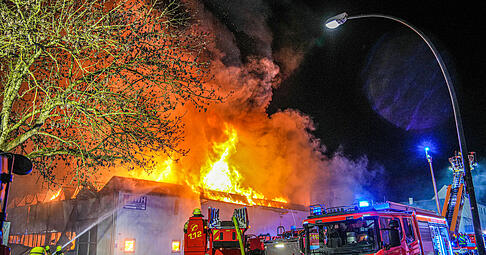 Die Feuerwehr ist bei einem Brand in Mühlacker (Enzkreis) im Einsatz, dort steht eine Lagerhalle in Flammen. Die Feuerwehr ist bei einem Brand in Mühlacker (Enzkreis) im Einsatz, dort steht eine Lagerhalle in Flammen.