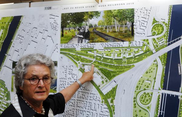 Fachpreisrichterin Valentien zeigt auf das Gewinner-Projekt beim Fruchtschuppenareal.