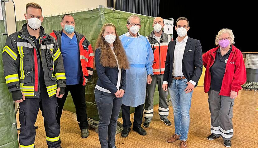 Bei der Impfaktion zogen alle an einem Strang: Feuerwehr, Ärzte, DRK-Ortsverein und die Gemeindeverwaltung mit BM Haucap (Zweiter von rechts).
Foto: Plapp-Schirmer Bei der Impfaktion zogen alle an einem Strang: Feuerwehr, Ärzte, DRK-Ortsverein und die Gemeindeverwaltung mit BM Haucap (Zweiter von rechts).
Foto: Plapp-Schirmer