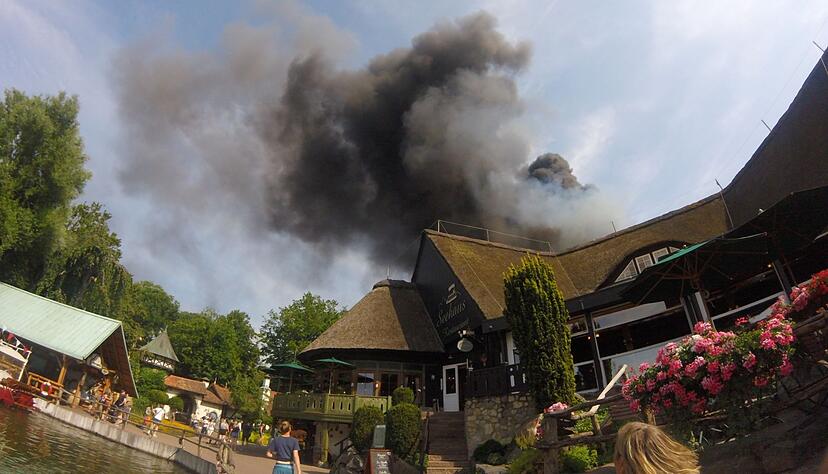 Nach einem Brand im Europa-Park in Rust öffnete der Park am Tag darauf wieder. Nach einem Brand im Europa-Park in Rust öffnete der Park am Tag darauf wieder.