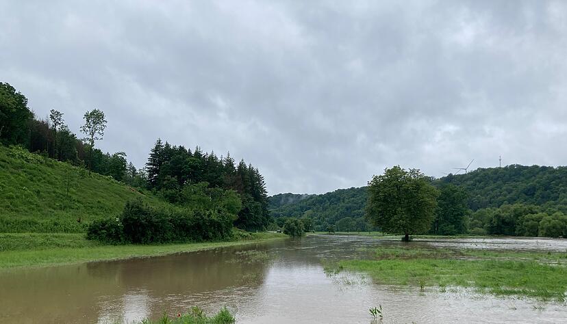Das Wasser des Kochers flutet die Auen. Das Wasser des Kochers flutet die Auen.