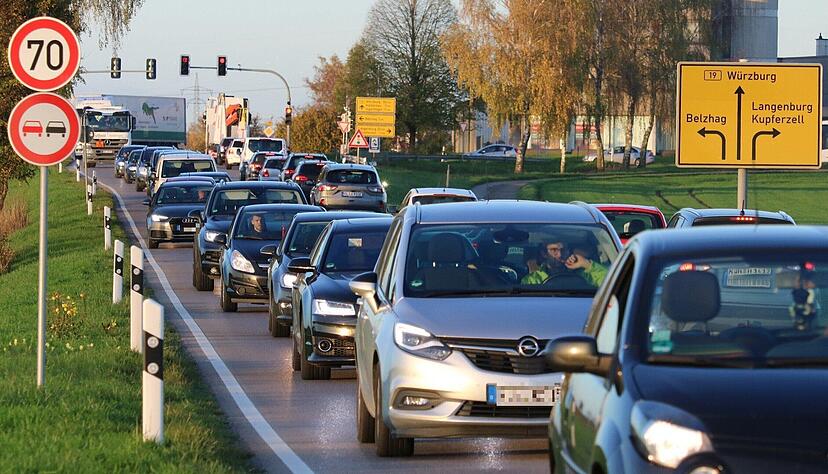 Vor allem morgens und abends, wenn der Berufsverkehr besonders stark ist, stauen sich die Fahrzeuge an der Kreuzung bei Belzhag. Sie sollen auf 450 Metern in beiden Richtungen vierspurig werden. Vor allem morgens und abends, wenn der Berufsverkehr besonders stark ist, stauen sich die Fahrzeuge an der Kreuzung bei Belzhag. Sie sollen auf 450 Metern in beiden Richtungen vierspurig werden.