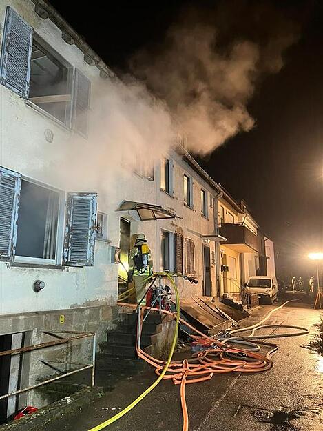 Beim Eintreffen der Feuerwehr standen sowohl das Erd- als auch das Obergeschoss bereits in Vollbrand.