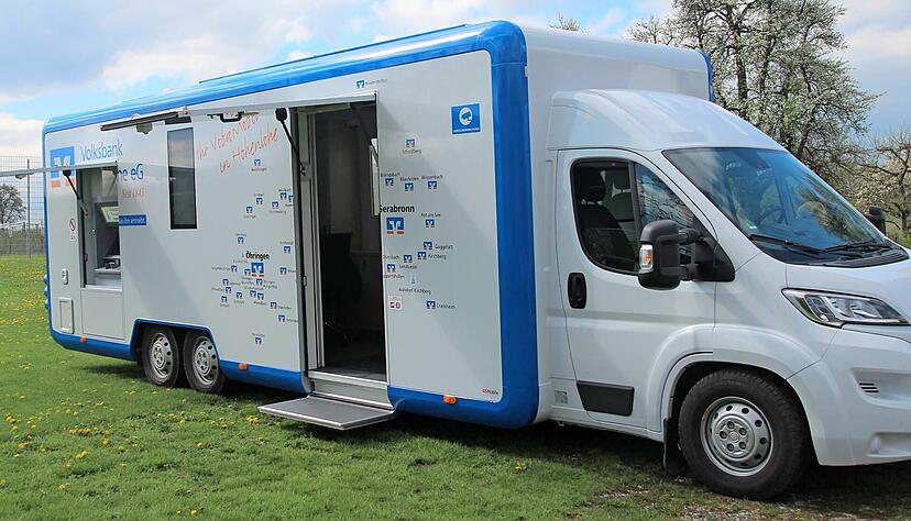 "Wir haben nach wie vor das größte Filialnetz in Hohenlohe", beteuert die Volksbank. Ab 1. April steuert das Voba-Mobil 13 Orte an, 21 Filialen bleiben stationär. 
Foto: privat