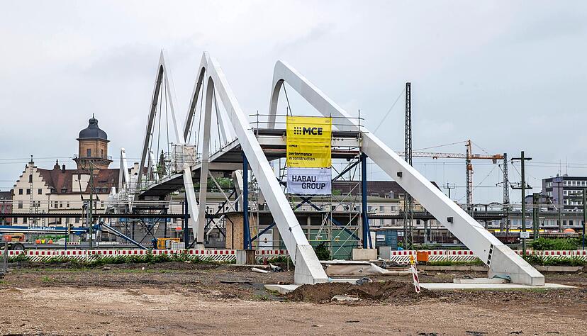 Die Brücke vom Neckarbogen zum Hauptbahnhof hat ihre markante Blitzform angenommen. Treppen und Aufzüge fehlen noch, bis Oktober soll alles fertig sein.
Foto: Veigel