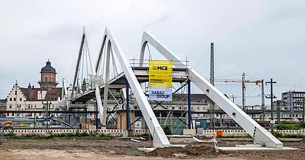 Die Brücke vom Neckarbogen zum Hauptbahnhof hat ihre markante Blitzform angenommen. Treppen und Aufzüge fehlen noch, bis Oktober soll alles fertig sein.
Foto: Veigel