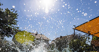 13.08.2024, Baden-Württemberg, Eschbach: Wasser spritzt auf die Kamera, nachdem Franziska (nicht zu sehen) in den Pool ihrer Schwiegereltern gesprungen ist. Der Deutsche Wetterdienst warnt vor extremer Hitze in einigen Teilen von Baden-Württemberg. Am Dienstag könnte es einen Jahres-Hitzerekord geben. Foto: Philipp von Ditfurth/dpa +++ dpa-Bildfunk +++ 13.08.2024, Baden-Württemberg, Eschbach: Wasser spritzt auf die Kamera, nachdem Franziska (nicht zu sehen) in den Pool ihrer Schwiegereltern gesprungen ist. Der Deutsche Wetterdienst warnt vor extremer Hitze in einigen Teilen von Baden-Württemberg. Am Dienstag könnte es einen Jahres-Hitzerekord geben. Foto: Philipp von Ditfurth/dpa +++ dpa-Bildfunk +++