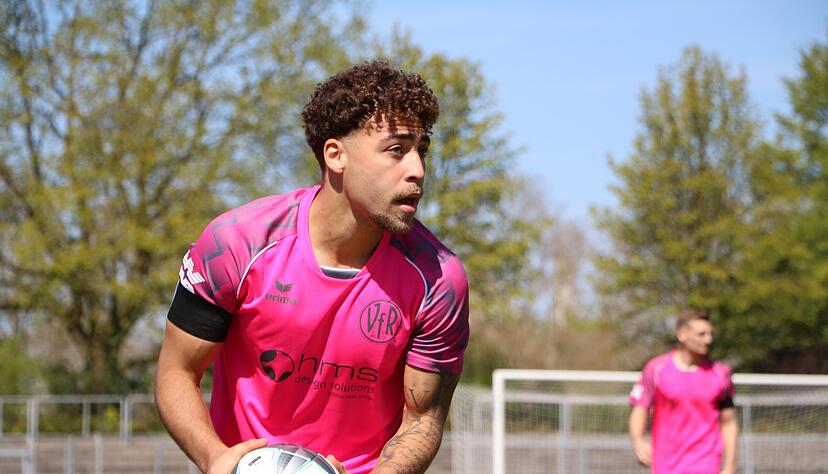 Nach dem frühen Platzverweis von Darian Gurley ist der VfR Heilbronn gegen den FC Holzhausen chancenlos. Nach dem frühen Platzverweis von Darian Gurley ist der VfR Heilbronn gegen den FC Holzhausen chancenlos.