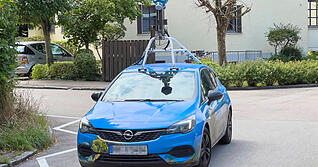 Google und Apple sind mit Kamera-Autos auf den Stra&szlig;en unterwegs, um Aufnahmen f&uuml;r ihre Karten-Apps zu machen. (Archivbild)