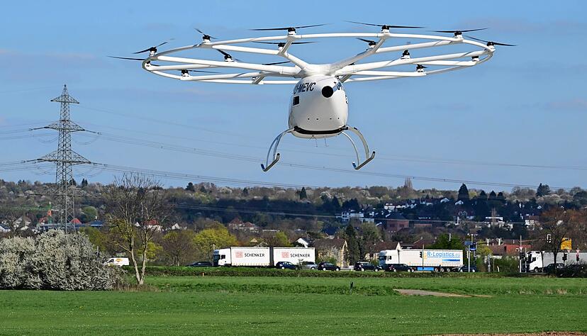 Ein elektrisch angetriebenes Flugtaxi Volocopter macht bei der feierlichen Er&ouml;ffnung eines Hangars f&uuml;r Volocopter einen Demonstrationsflug.
