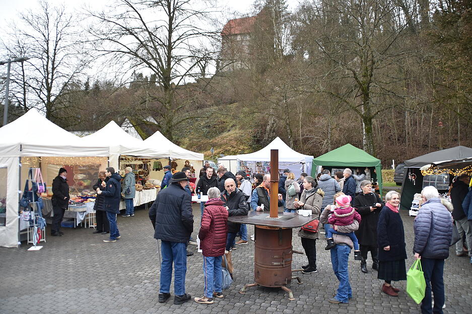 Jagsttal-Weihnachtsmarkt in Buchenbach: Die Dorfgemeinschaft kommt zusammen. Jagsttal-Weihnachtsmarkt in Buchenbach: Die Dorfgemeinschaft kommt zusammen.