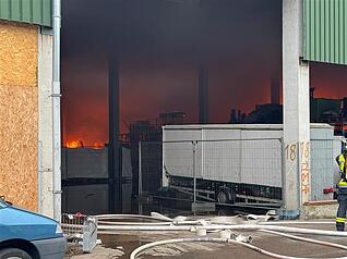 Am Sonntag war eine Lagerhalle auf dem ehemaligen Werzalit-Areal in Brand geraten. Die L&ouml;scharbeiten der Feuerwehr dauerten mehrere Stunden.
