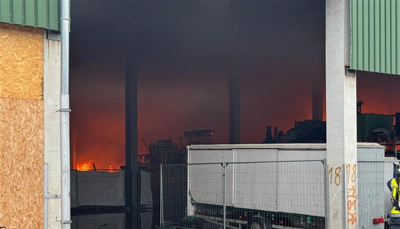 Am Sonntag war eine Lagerhalle auf dem ehemaligen Werzalit-Areal in Brand geraten. Die L&ouml;scharbeiten der Feuerwehr dauerten mehrere Stunden.