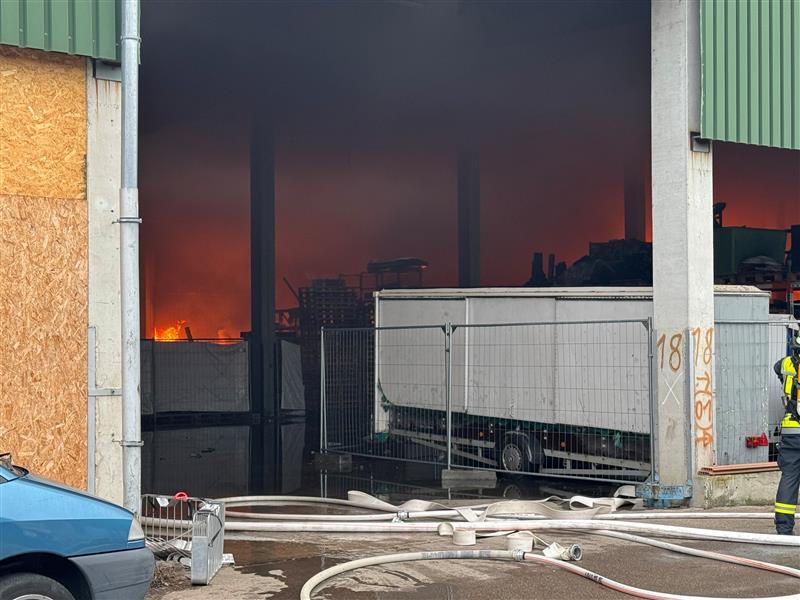 Am Sonntag war eine Lagerhalle auf dem ehemaligen Werzalit-Areal in Brand geraten. Die L&ouml;scharbeiten der Feuerwehr dauerten mehrere Stunden.