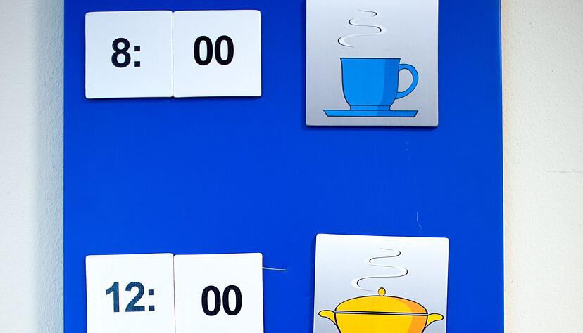 Farben und Symbole helfen Demenzerkrankten bei der Orientierung - auch im Tagesablauf. (Symbolbild)