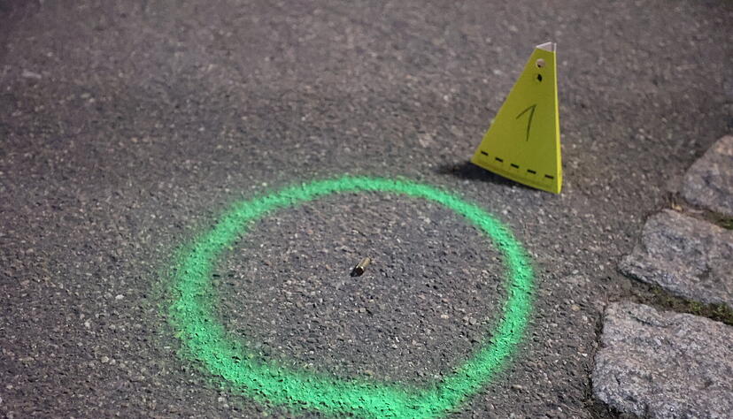 Am Bahnhof in Marbach ist es am Donnerstagabend zu einem Einsatz der Polizei gekommen. Der Fundort von leeren Patronenh&uuml;lsen wurde markiert.