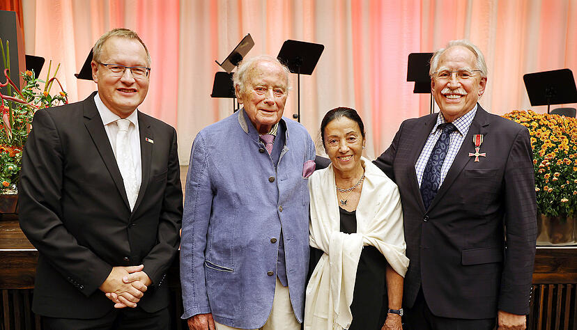 Harald Unkelbach (rechts), frisch mit dem Bundesverdienstkreuz ausgezeichnet, mit Johannes Schmalzl (von links), dem neuen Vorstandsvorsitzenden der Stiftung Würth, sowie den Stiftern Reinhold und Carmen Würth.