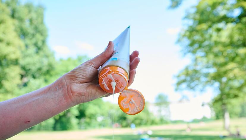 Sonnenschutz kann durch Nachcremen nicht &uuml;ber die maximale Eigenschutzzeit der Haut hinaus verl&auml;ngert werden.